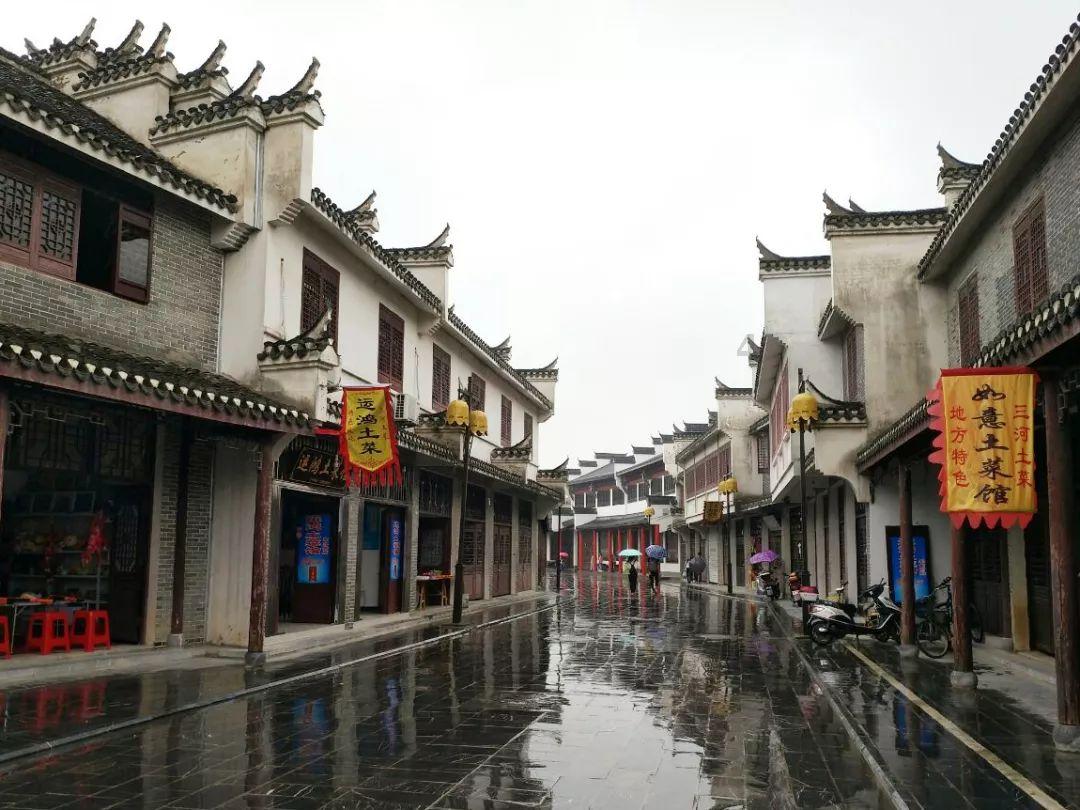 我与女朋友在一起一年了，但她从不主动约我，请问她究竟爱我吗